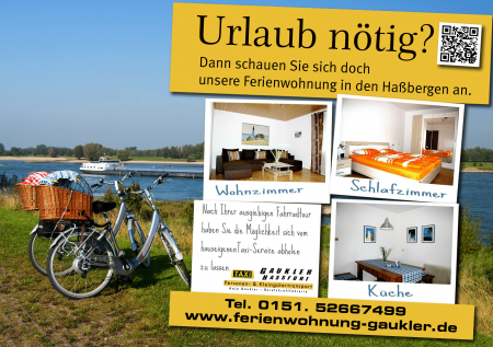 Ein Fahrrad steht neben einem Werbeplakat für Ferienwohnungen am Wasser.